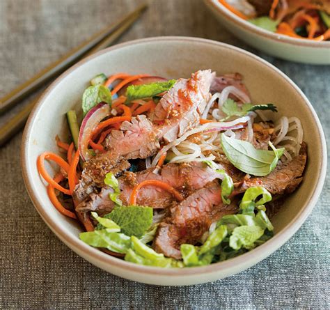How much fat is in asian flank steak salad - calories, carbs, nutrition